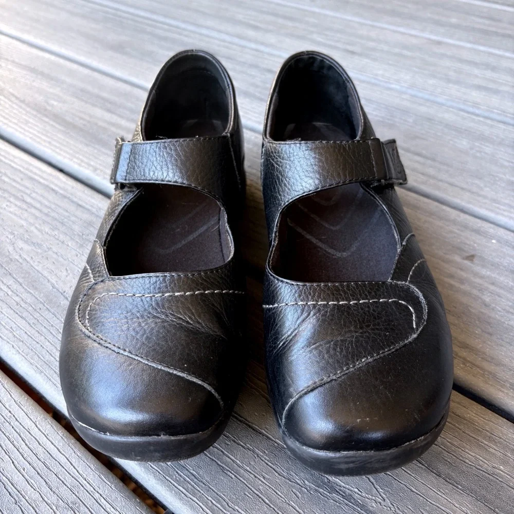 Clarks  9.5M Mary Jane Shoes Black Leather In-Motion Comfort Flats 26035743